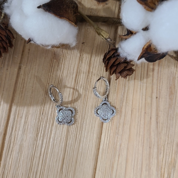 🍀🍀NEW🍀🍀 EXQUISITE!! CZ Clover Dangle Earrings in SILVER Plating - Picture 14 of 15